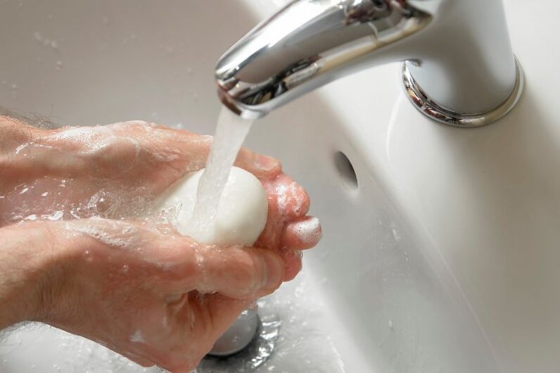 ձեռքերը օճառով լվանալ՝ որդերի առաջացումը կանխելու համար